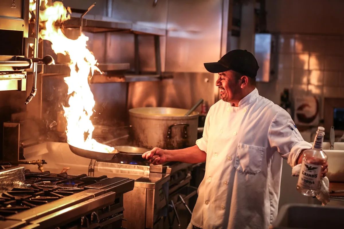 Chef profissional em ação na cozinha de restaurante